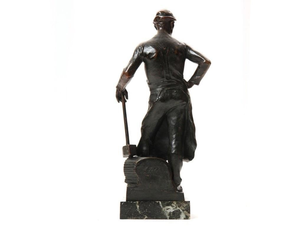 Sculpture d'un forgeron debout par Adolf Joseph Phol Excellent état - En vente à Sagaponack, NY