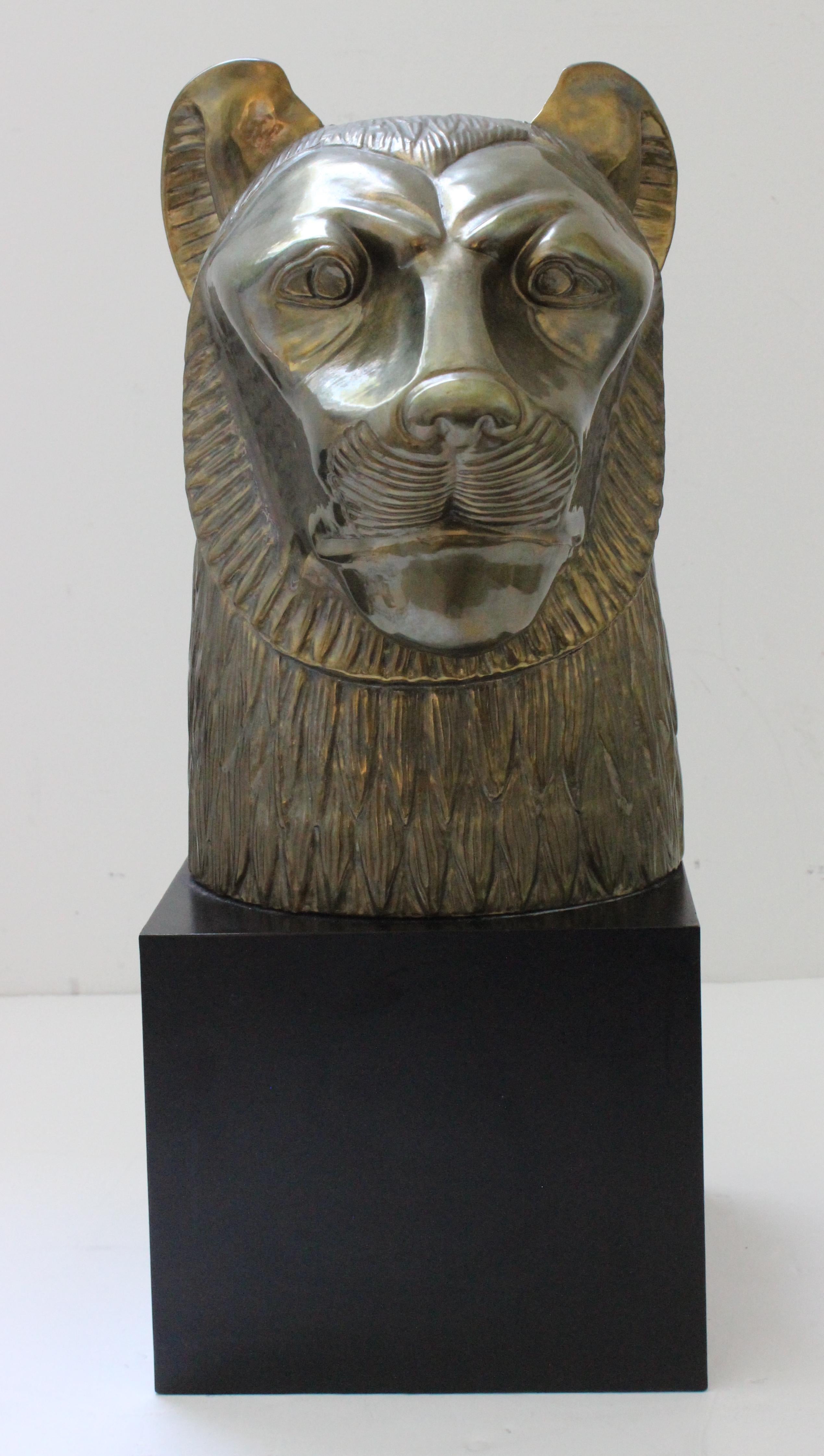 Cette figure élégante et chic de la déesse égyptienne Sekhmet date de la fin des années 1970 et a été créée par Chapman dans le cadre d'une collection commémorant l'exposition mondiale de Toutankhamon. 

Note : La pièce est fabriquée en finition