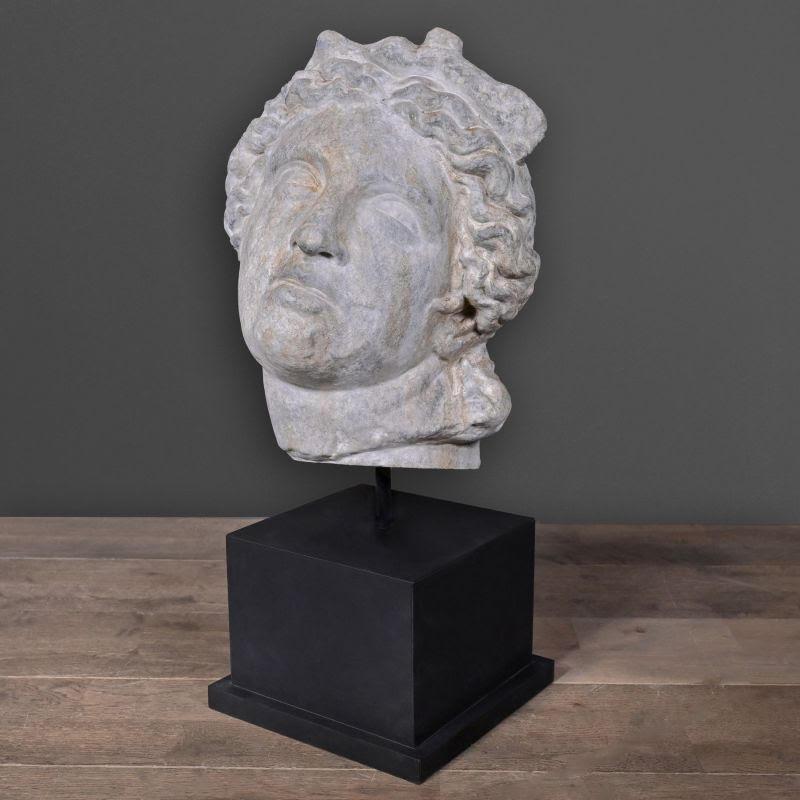Scultura della testa di Artemis in gesso patinato.

Figlia di Zeus, Artemis è la sorella di Apollo, dea della caccia e della luna.
Questa statua proviene da un calco realizzato da un collezionista dilettante nel XVII secolo. È stato trovato durante