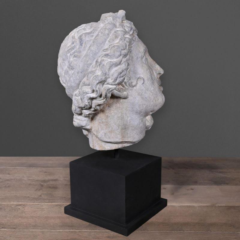 Moderno Scultura della testa di Artemis in gesso patinato. in vendita