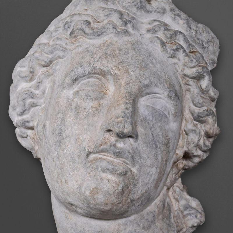 Francese Scultura della testa di Artemis in gesso patinato. in vendita