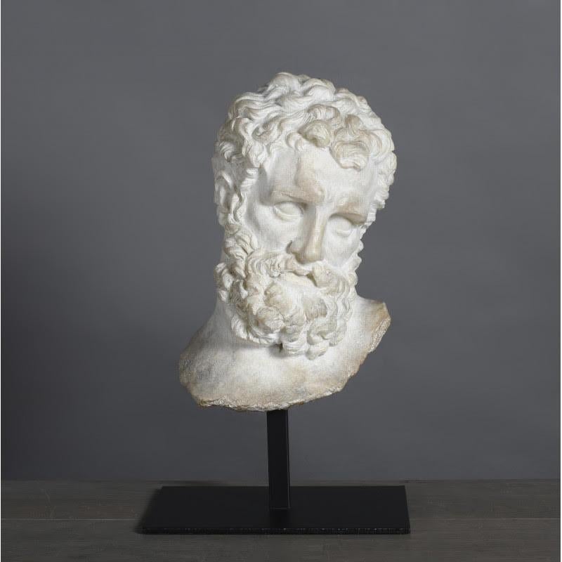 Scultura della testa di Ercole, di piccole dimensioni, in resina e base in metallo.

Eracle è il figlio di Zeus e Alcmene. La mitologia greca gli regala numerose avventure che lo hanno visto viaggiare in tutto il mondo e in tutto il Mediterraneo,