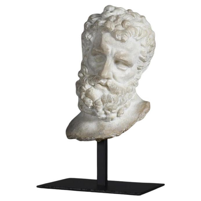 Scultura della Testa di Ercole, di piccole dimensioni, in resina e base in metallo.