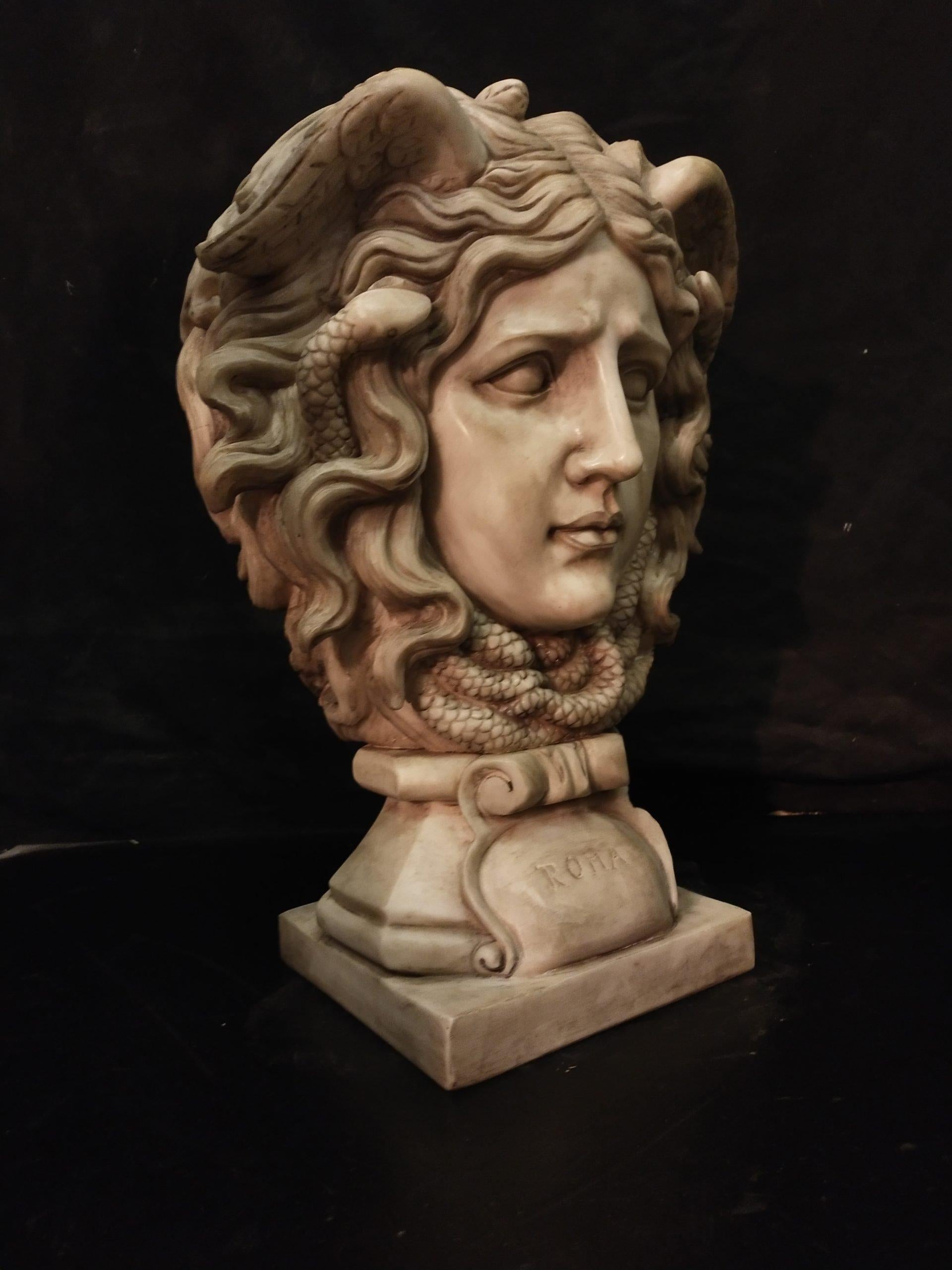 Scultura di una testa di Medusa in marmo bianco, Roma del XX secolo. ULTERIORI FOTO, INFORMAZIONI SUL LOTTO E INFORMAZIONI SULLA SPEDIZIONE POSSONO ESSERE RICHIESTE INVIANDO UN'E-MAIL. Spese di spedizione indicative in Italia: 160€ e in Europa: