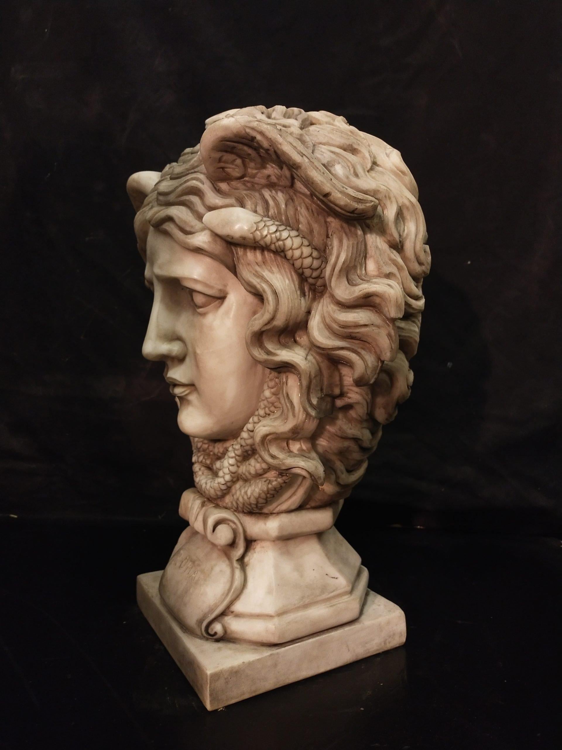Italiano Scultura della testa di medusa in marmo bianco in vendita