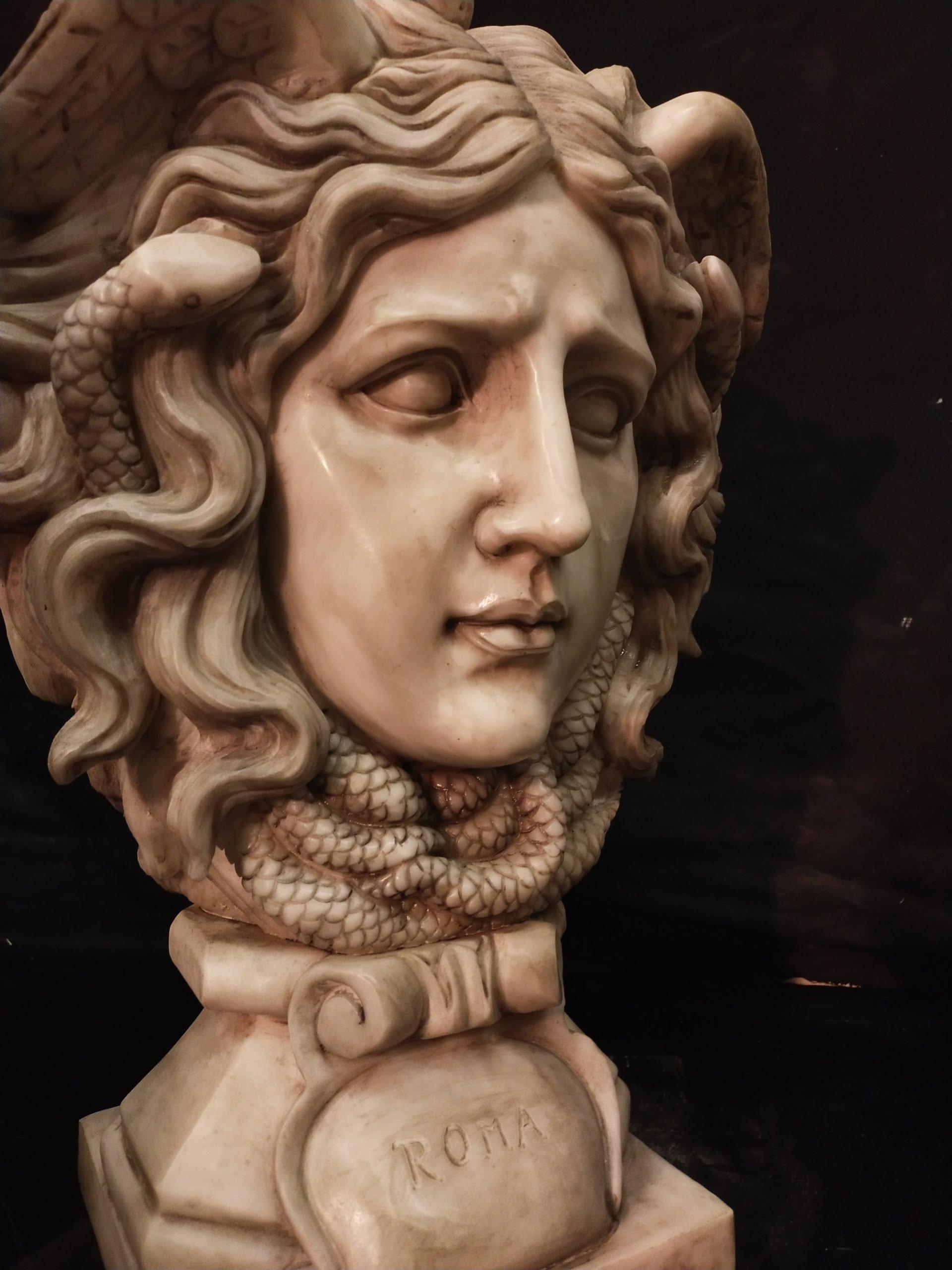 XX secolo Scultura della testa di medusa in marmo bianco in vendita
