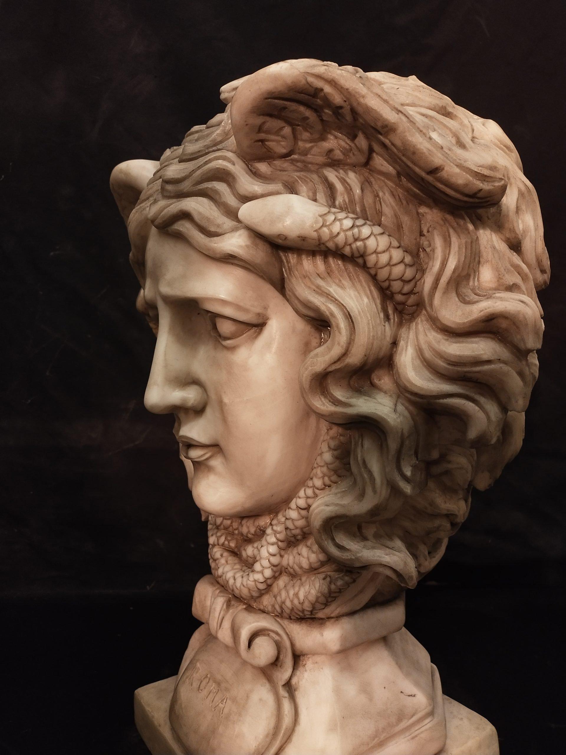Marmo Scultura della testa di medusa in marmo bianco in vendita