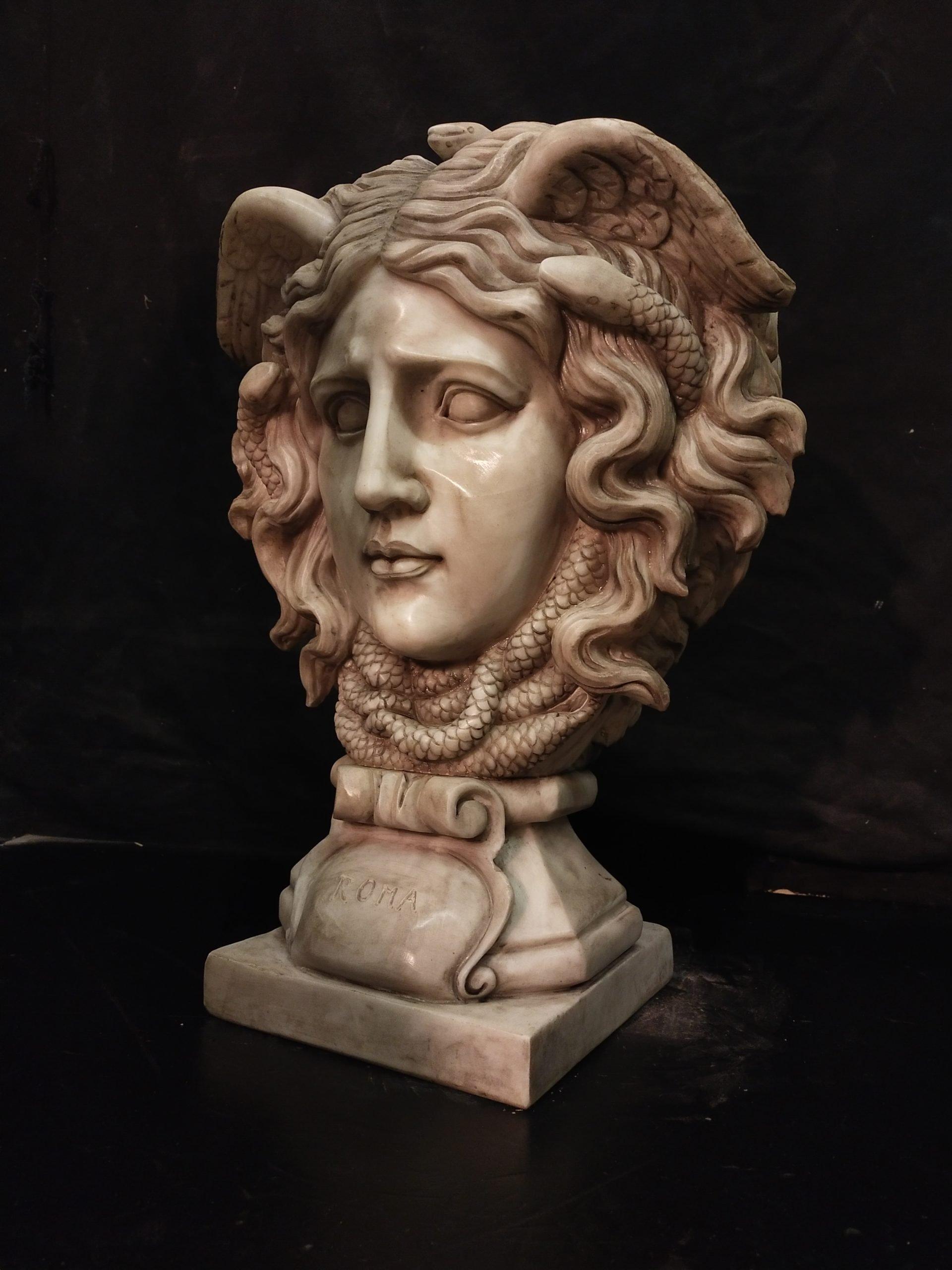 Scultura della testa di medusa in marmo bianco in vendita 1