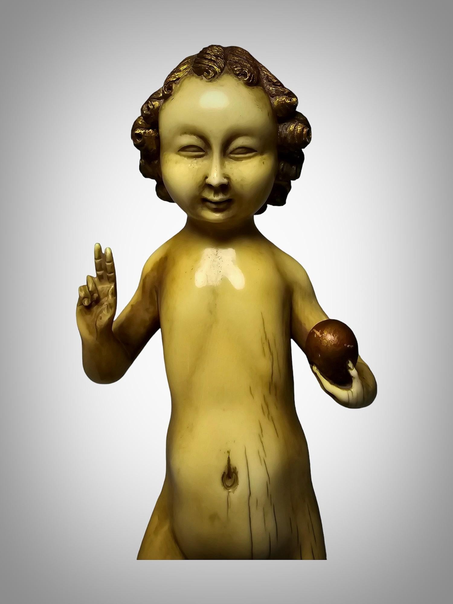 Plongez dans la beauté intemporelle de cette sculpture de l'Enfant Jésus en Salvator Mundi, une pièce exceptionnelle provenant de la célèbre école de Malines des XVe et XVIe siècles. Sculptée avec maîtrise et minutie, cette sculpture en ronde-bosse
