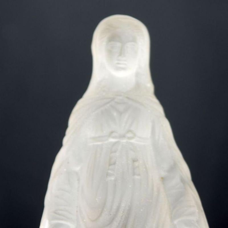 Skulptur der Jungfrau in Milchglas aus dem 19. Jahrhundert, Höhe 26 cm bei einem Durchmesser von 11 cm.

Zusätzliche Informationen:
Material: Verre & cristal.