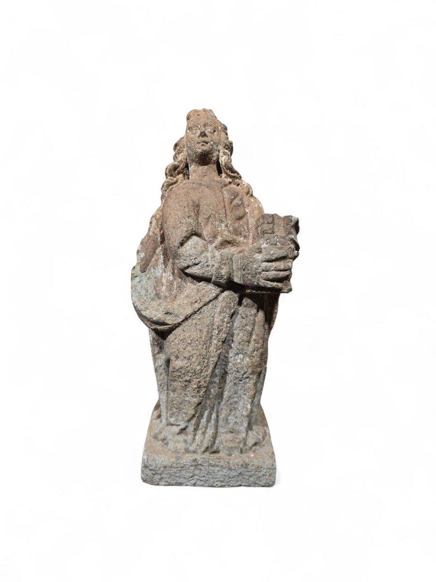 Una delicata scultura in pietra calcarea della Vergine Maria, appartenente alla scuola italiana del XVII secolo. La figura raffigura la Vergine in piedi in una posa contemplativa, con un'espressione del viso serena e devota tipica del primo periodo