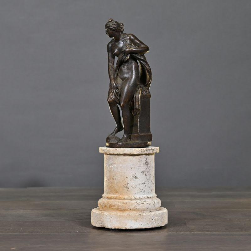 Scultura di Venere che esce dal bagno, 21° secolo.

Scultura di Venere che esce dal bagno in resina patinata, base in pietra, 21° secolo.
H: 32cm, L: 10.5cm, P: 10.5cm