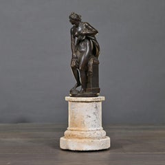 Skulptur einer Venus, die aus dem Badezimmer entspringt, 21. Jahrhundert.