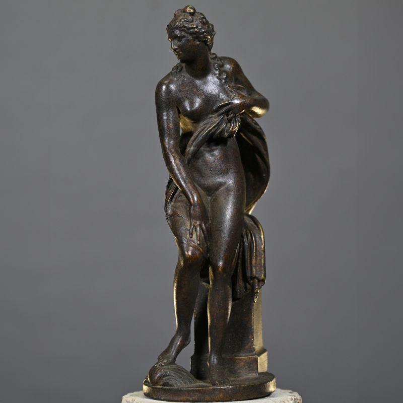 Francese Scultura di Venere che emerge dal bagno, 21° secolo. in vendita