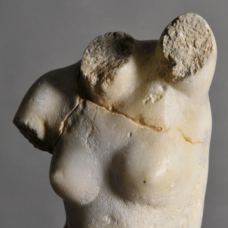 Scultura di Venere in resina e base in metallo, modello di medie dimensioni.

Venere è la dea dell'amore, della seduzione e della bellezza nella mitologia romana. È l'equivalente della dea greca Afrodite. 
Questo resto di una statua romana illustra
