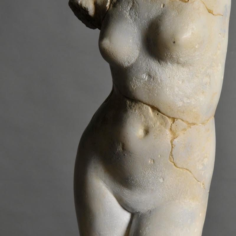 Moderno Scultura di Venere in resina e base in metallo, modello di medie dimensioni. in vendita