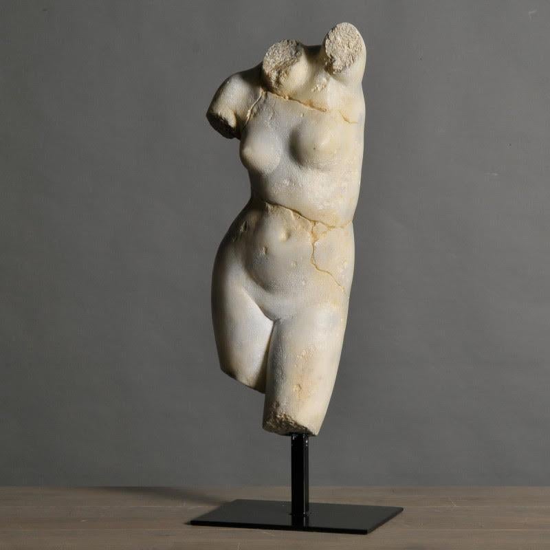 Scultura di Venere in resina e base in metallo, modello di medie dimensioni. In condizioni Nuovo in vendita a Saint-Ouen, FR