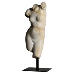 Scultura di Venere in resina e base in metallo, modello di medie dimensioni.