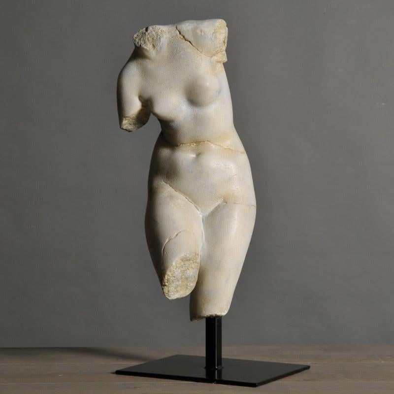 Scultura di Venere in resina e base in metallo, modello piccolo.

Venere è la dea dell'amore, della seduzione e della bellezza nella mitologia romana. È l'equivalente della dea greca Afrodite. 
Questo resto di una statua romana illustra