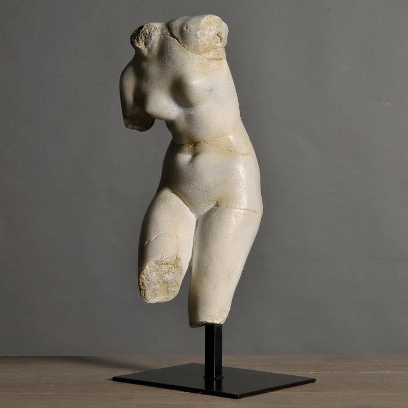 Moderno Scultura di Venere in resina e base in metallo, modello piccolo. in vendita