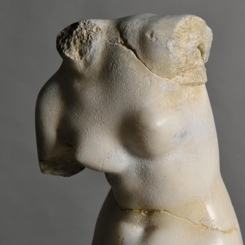 Francese Scultura di Venere in resina e base in metallo, modello piccolo. in vendita