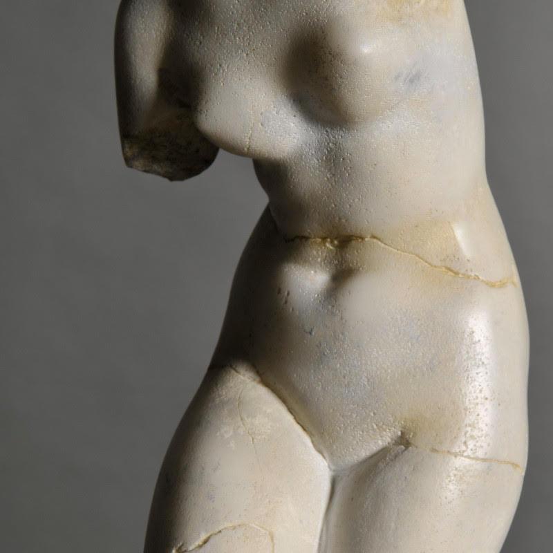 Scultura di Venere in resina e base in metallo, modello piccolo. In condizioni Nuovo in vendita a Saint-Ouen, FR