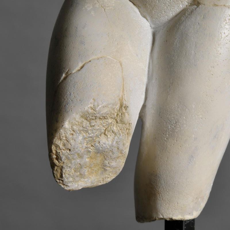 XXI secolo e contemporaneo Scultura di Venere in resina e base in metallo, modello piccolo. in vendita