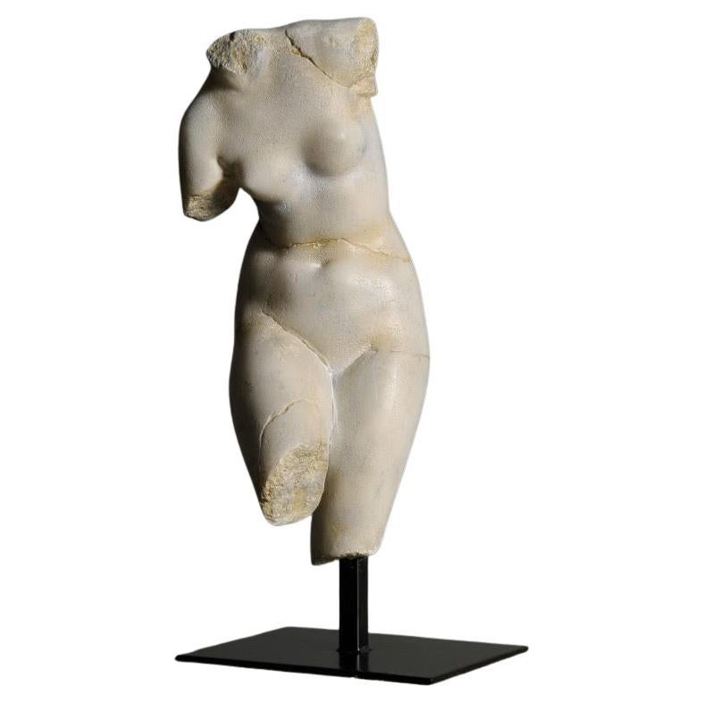 Skulptur einer Venus aus Harz und Metallsockel, kleines Modell.