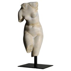 Skulptur einer Venus aus Harz und Metallsockel, kleines Modell.