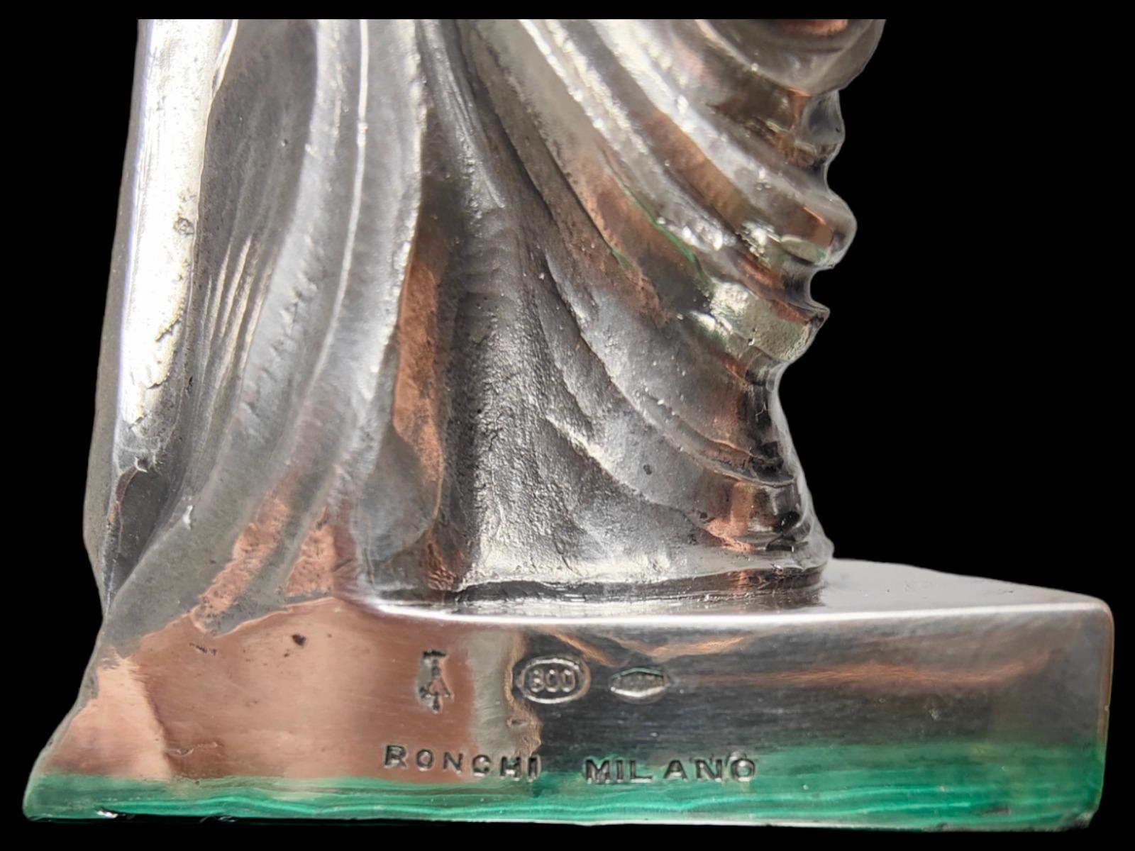 Sculpture of venus in solid silver
Elegant sculpture of the roman goddess Venus on a malachite pedestal. The sculpture is made of solid silver and is punched. Milano first half of the 20th century. Measures: 31 x 9 x 9 cm
Good condition.