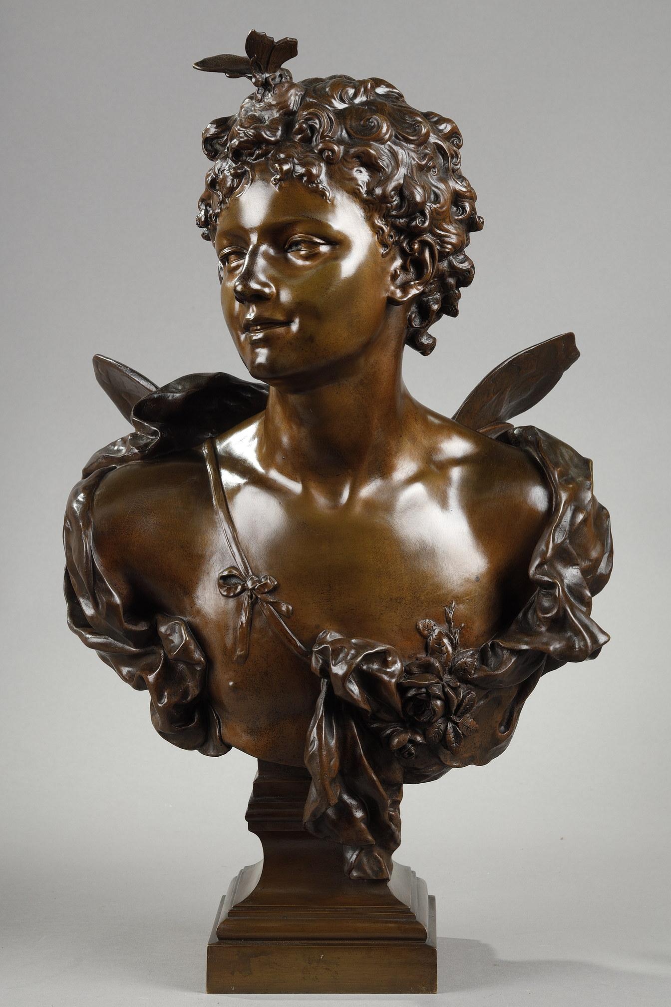 Bronze bust with a medal patina representing a young man with a childish look and butterfly wings. He is wearing a drape held by a knot on his chest. His bodice is decorated with a rose. In his curly hair is a butterfly. It is Zephyrus, god of the