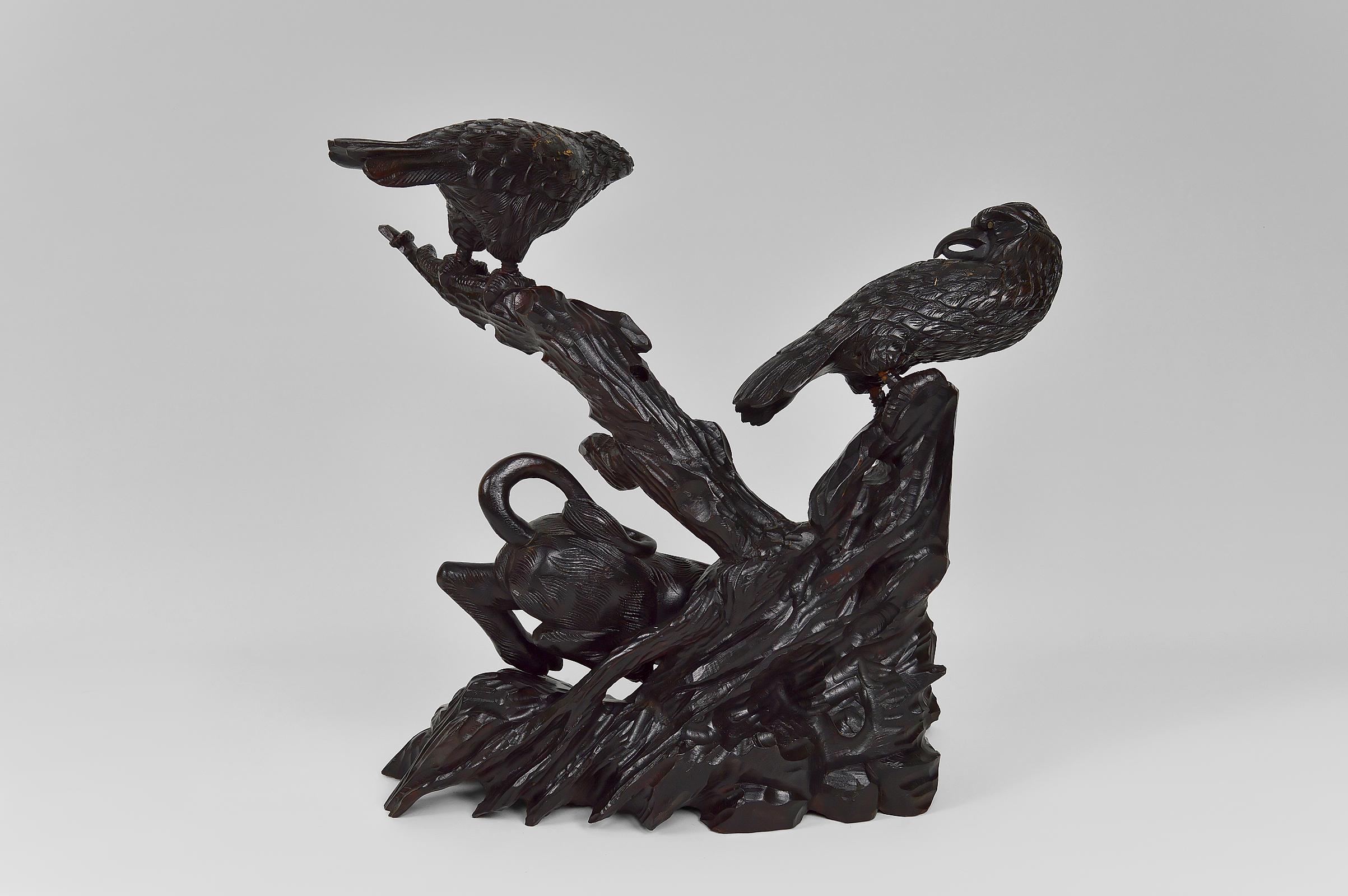 Escultura asiática / Okimono con león y cuervos, Japón, Era Meiji, hacia 1880 en Bueno estado para la venta en VÉZELAY, FR