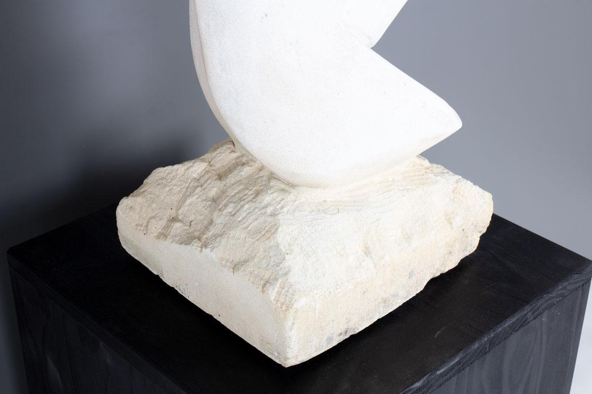 Scultura su base in pietra e gesso 1970 in vendita 2