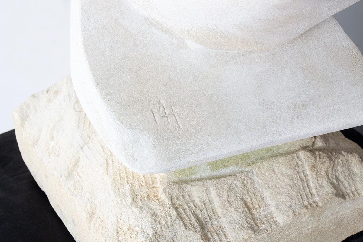 Scultura su base in pietra e gesso 1970 in vendita 3