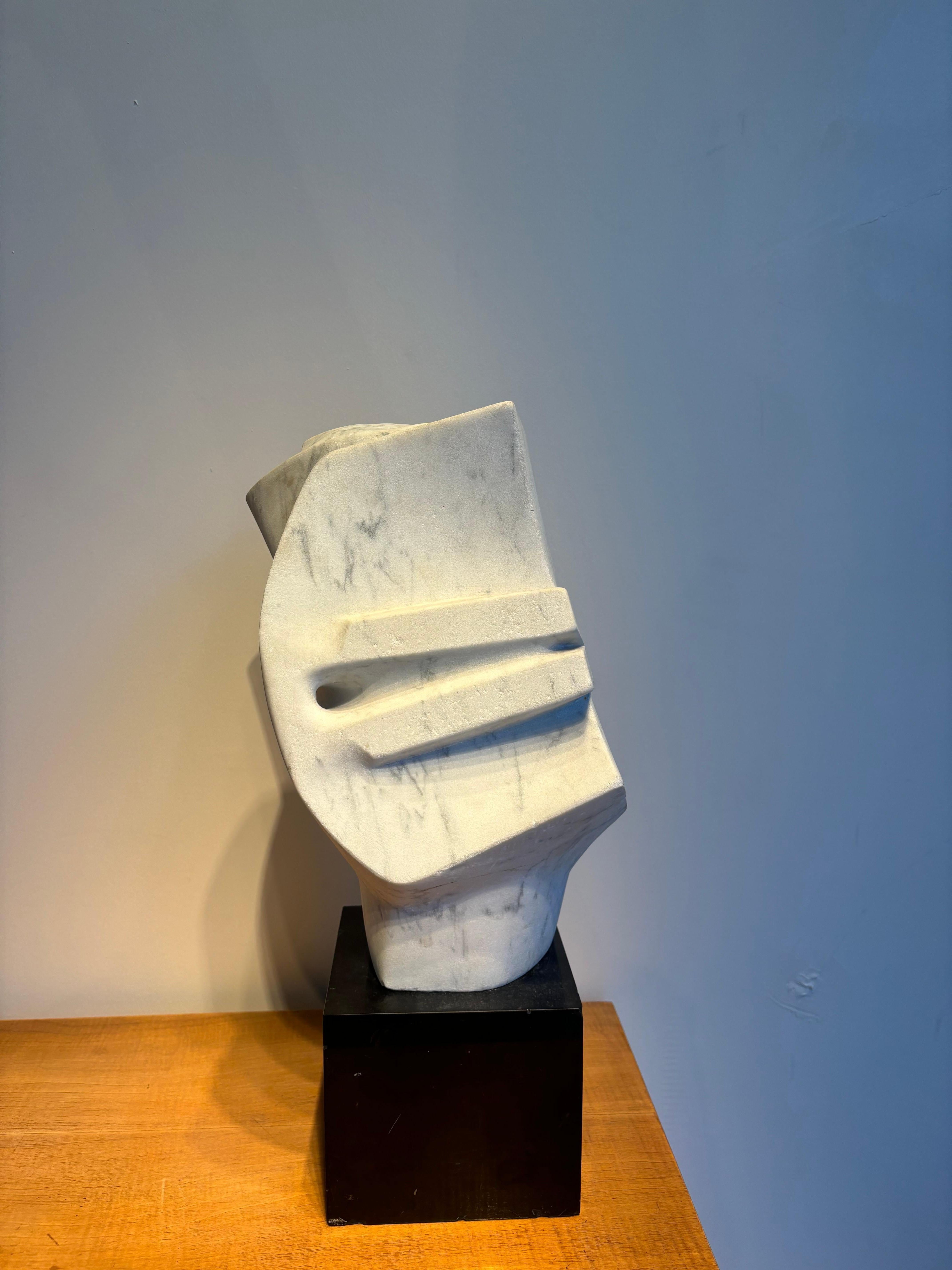 Pièce unica di Minoru Kano in marmo carrare e socle in marmo nero, firmata. 
Il basamento presenta qualche graffio. 
Mino Kano era uno scultore giapponese che si è trasferito in Francia per lavorare con Ossip Zadkine nel laboratorio chiamato 