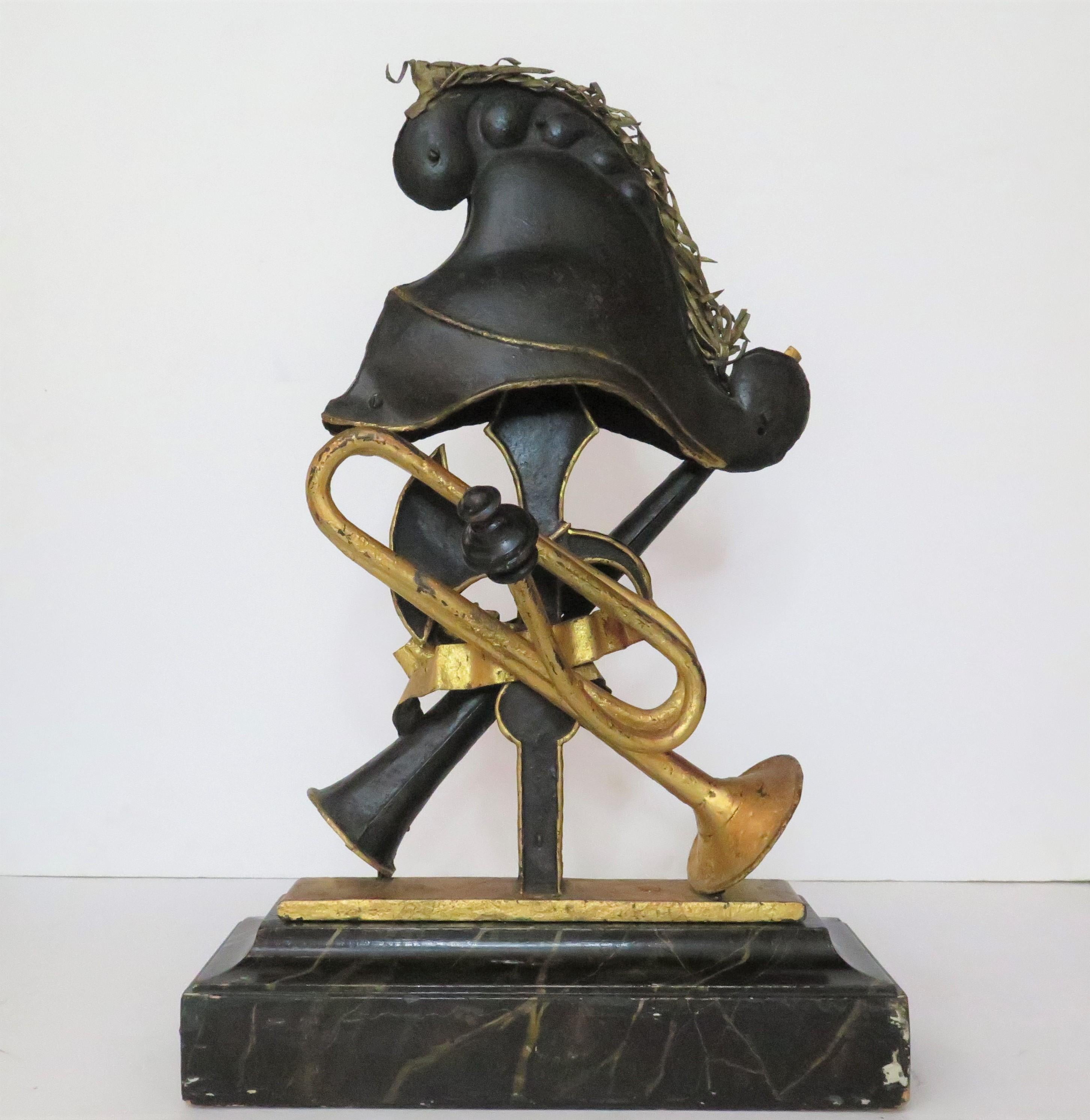 Skulptur / Phrygianisches Helm auf einem Halberd mit gekreuzten Hornen (Vergoldet) im Angebot
