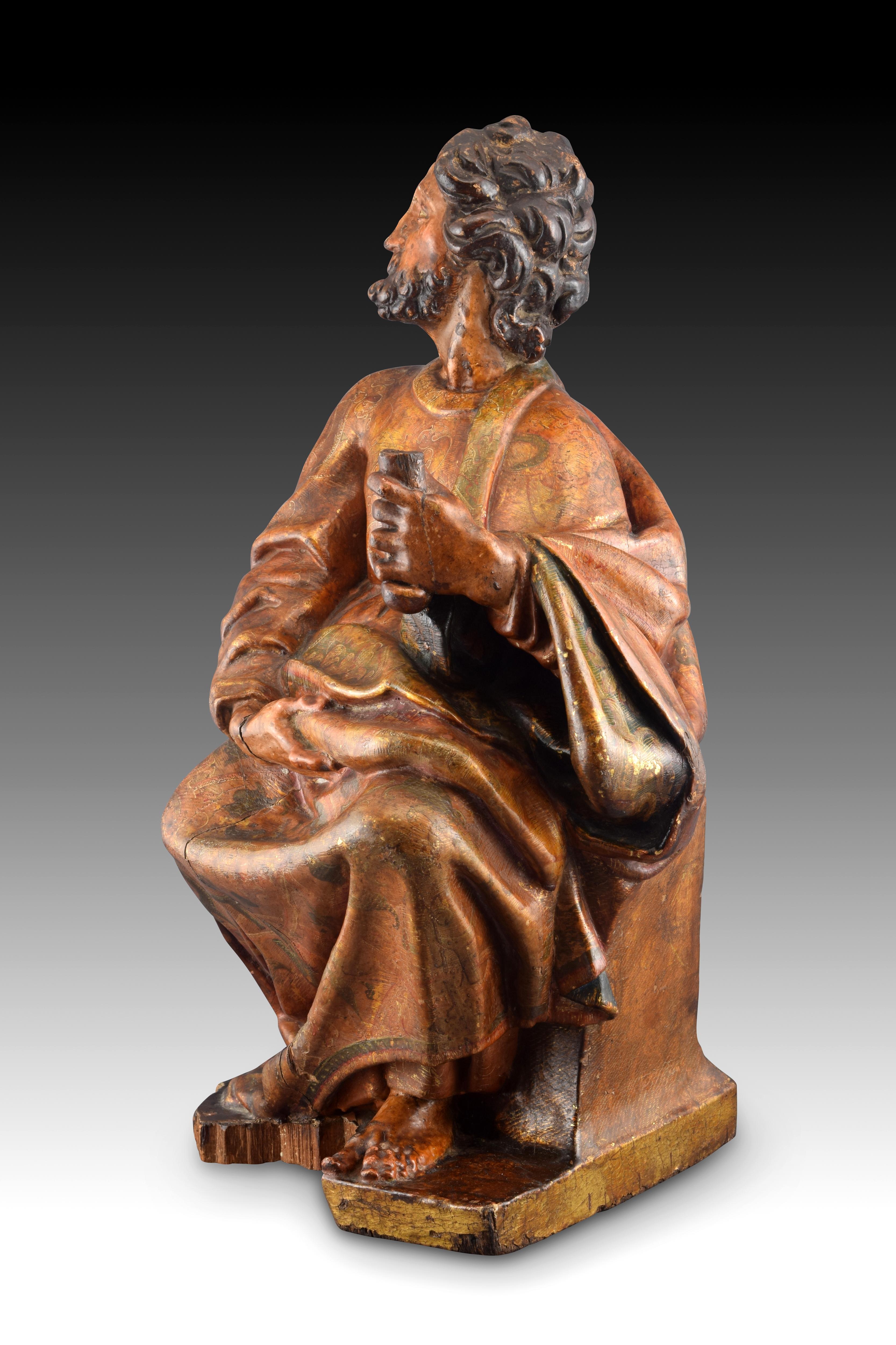 Male figure with dark hair and beard, dressed in tunic and mantle, sitting and with an object in his right hand. The iconographic attributes are not sufficient to identify it, being able to be an Evangelist or another of the Apostles. The anatomy,