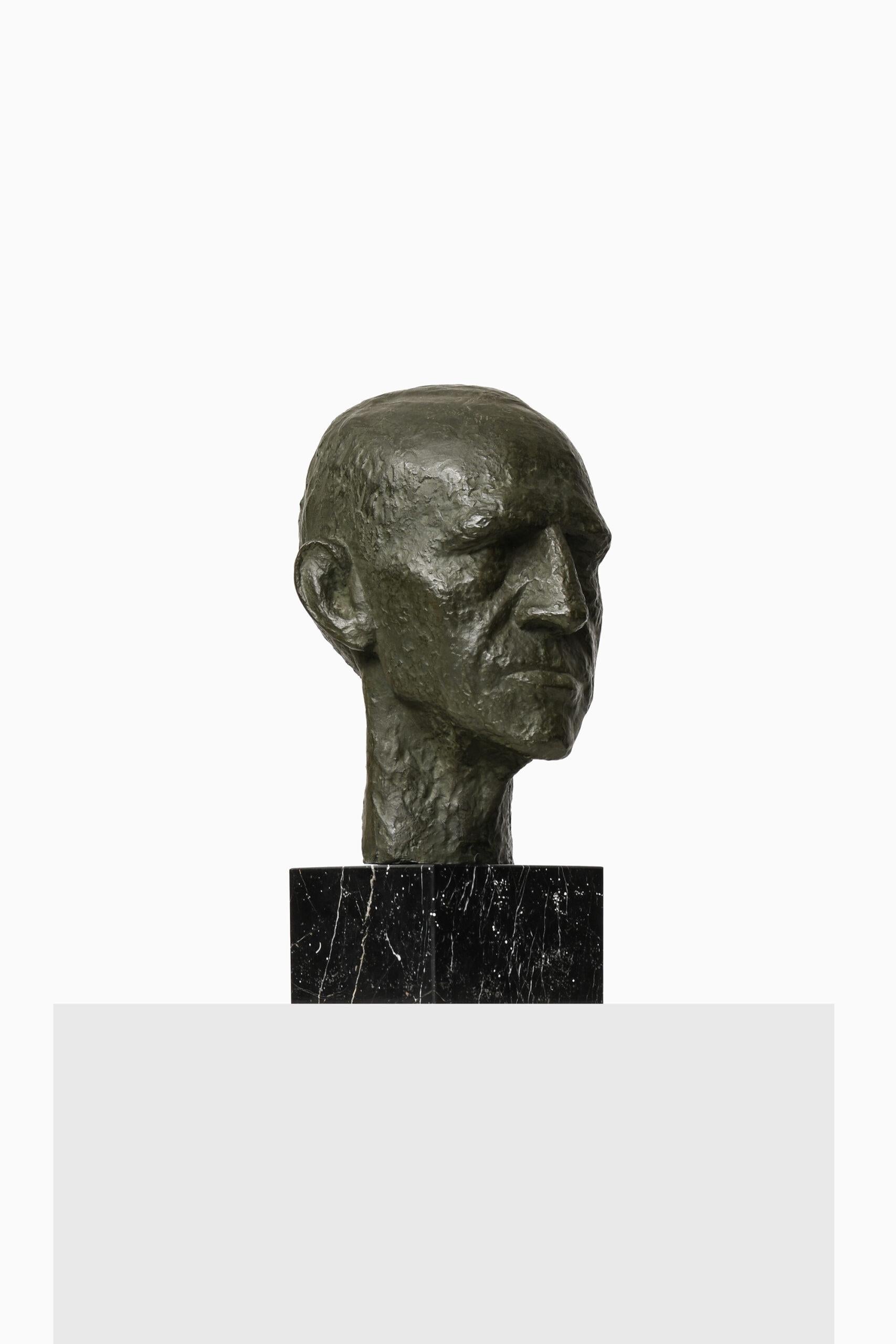 Sculpture en bronze patiné d'un artiste inconnu. Portrait du général Harald Petri, inspecteur général de la Suède aux expositions universelles d'Anvers en 1930 et de Bruxelles en 1935.
Signature peu claire.