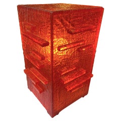 Lampe sculptée en résine rouge, France, 1970