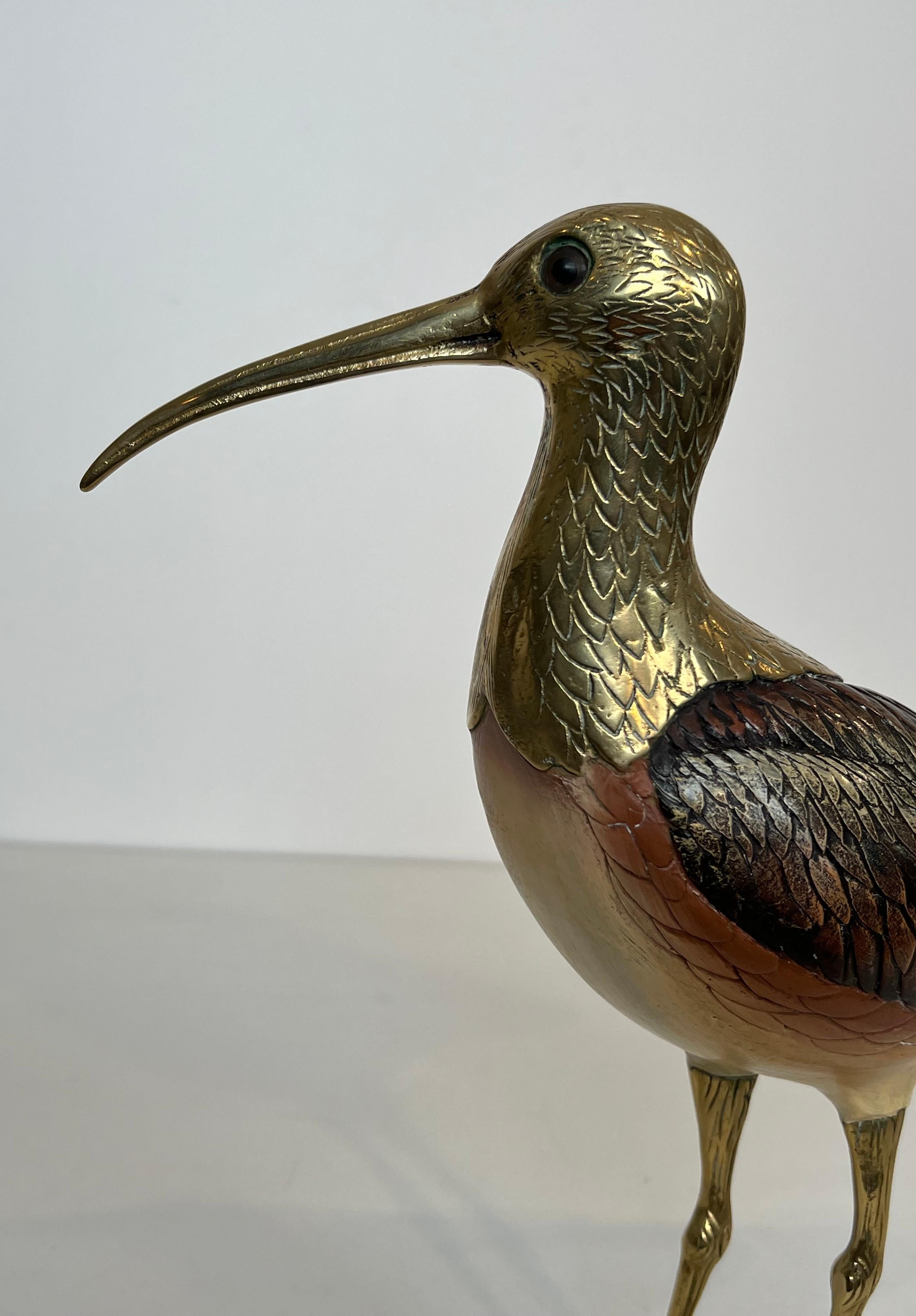 Ottone Scultura che rappresenta un uccello in legno policromo e ottone. Opera italiana firmata in vendita