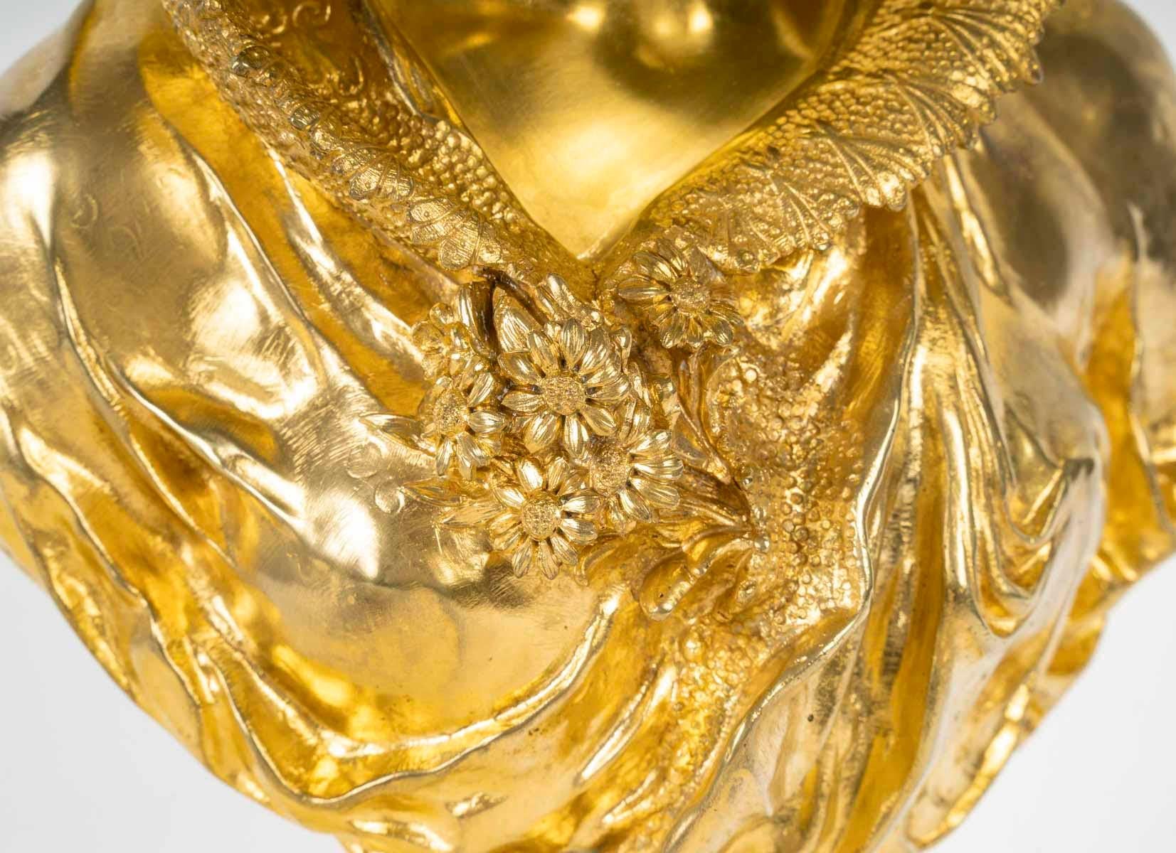 Escultura que representa un busto de mujer en bronce dorado de Mathurin Moreau. Napoleón III en venta