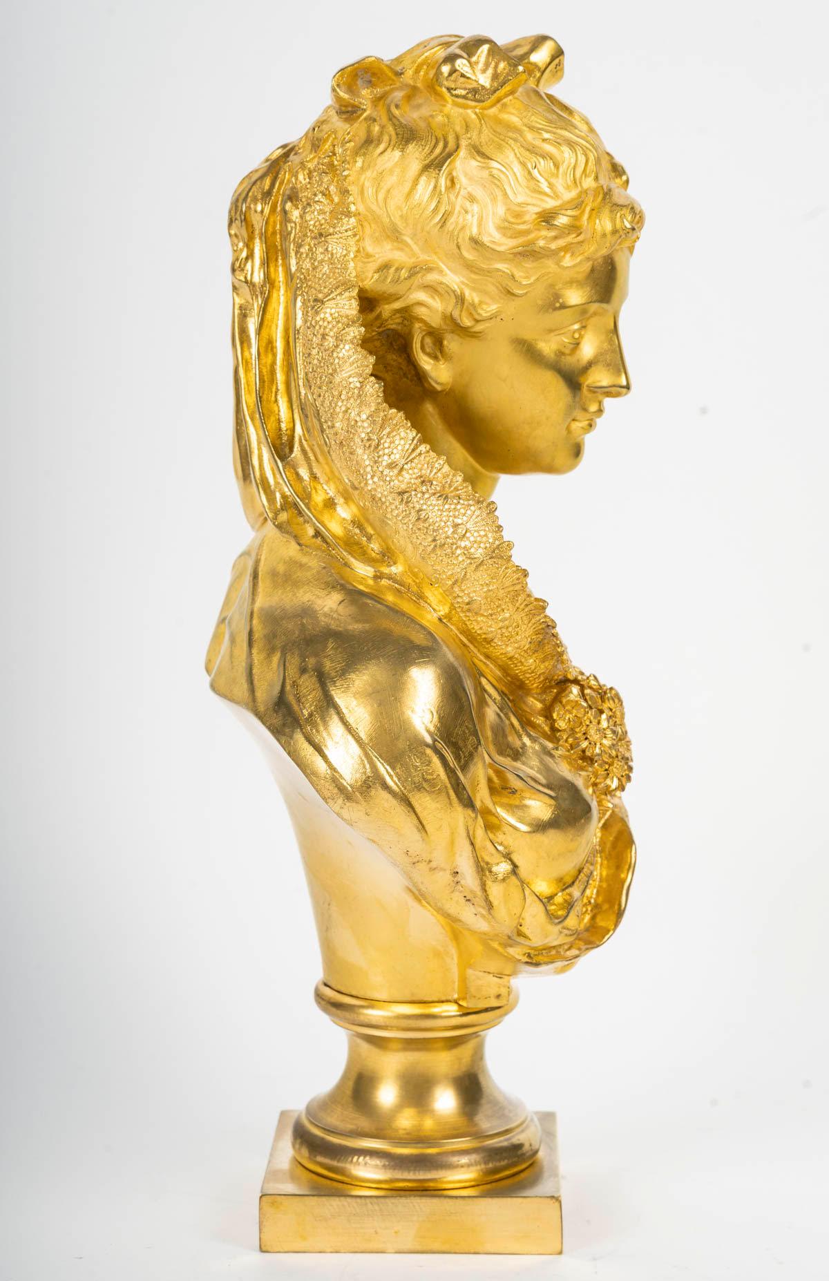 Escultura que representa un busto de mujer en bronce dorado de Mathurin Moreau. Dorado en venta