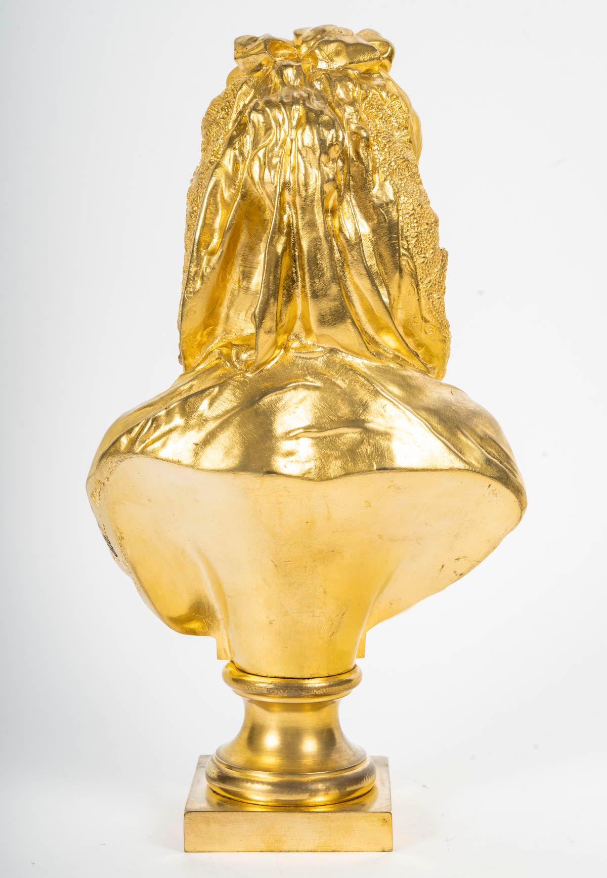 Escultura que representa un busto de mujer en bronce dorado de Mathurin Moreau. en Bueno estado para la venta en Saint-Ouen, FR