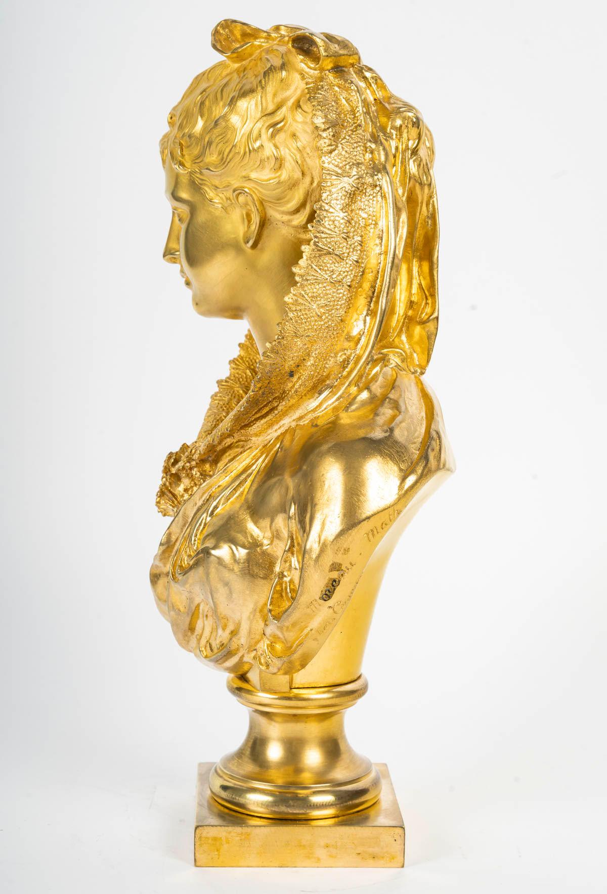 Escultura que representa un busto de mujer en bronce dorado de Mathurin Moreau. Bronce en venta