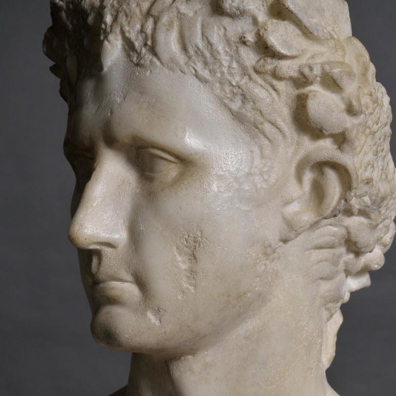 Sculpture représentant un buste de l'empereur Auguste, XXIe siècle.

Sculpture d'un buste de l'empereur Auguste, en plâtre patiné et résine, XXIe siècle, modèle du musée du Louvres, Paris.

H : 61cm, L : 47cm, P : 22cm