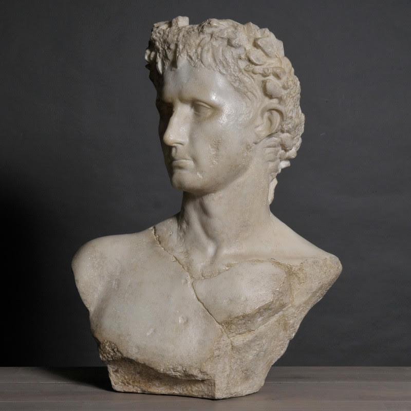 Français Sculpture représentant un buste de l'empereur Auguste, 21e siècle. en vente