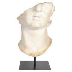 Scultura che rappresenta un frammento del busto di Apollo.