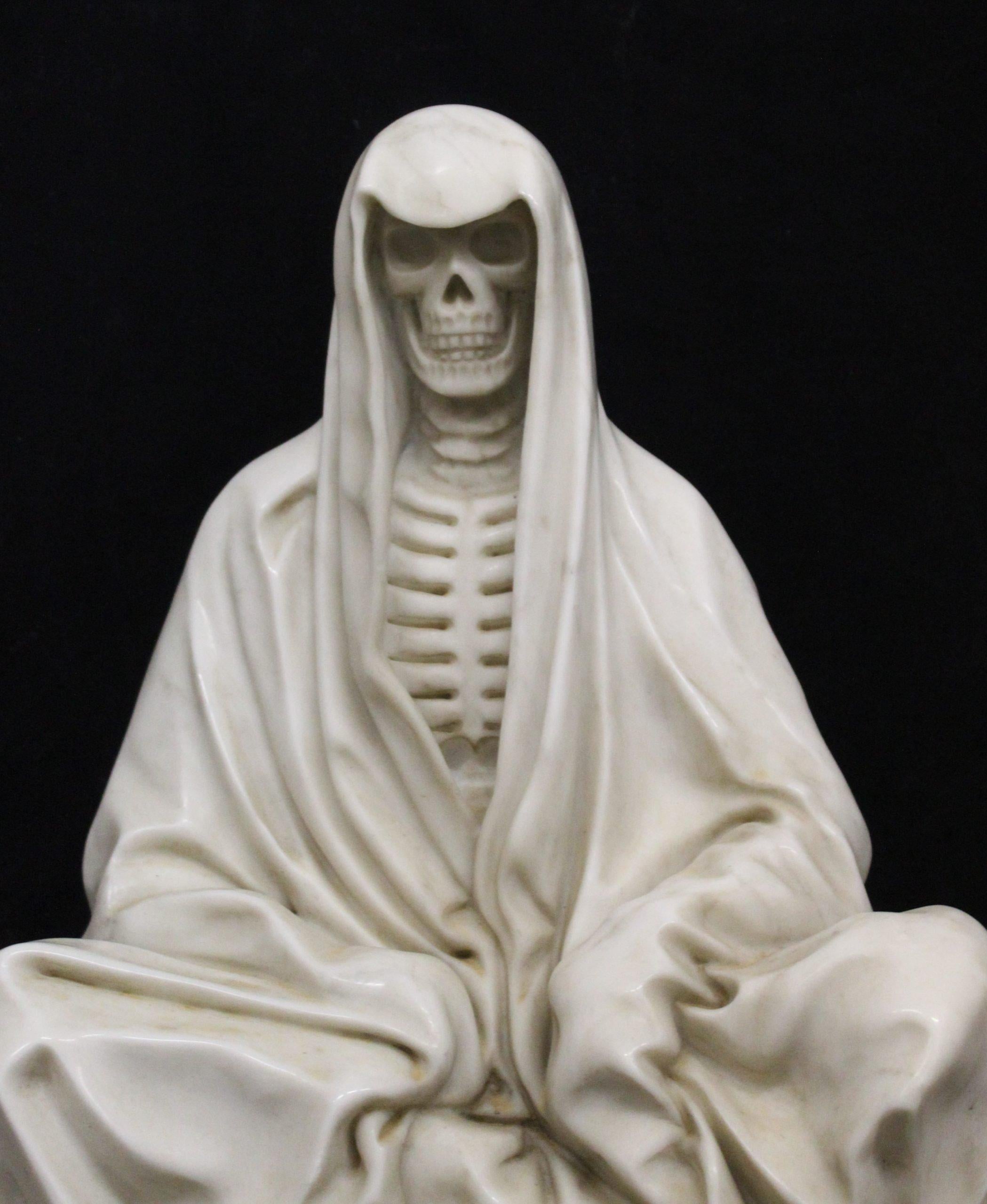 Scultura che rappresenta lo scheletro di un mendicante in marmo di Carrara. In condizioni buone in vendita a Rome, IT