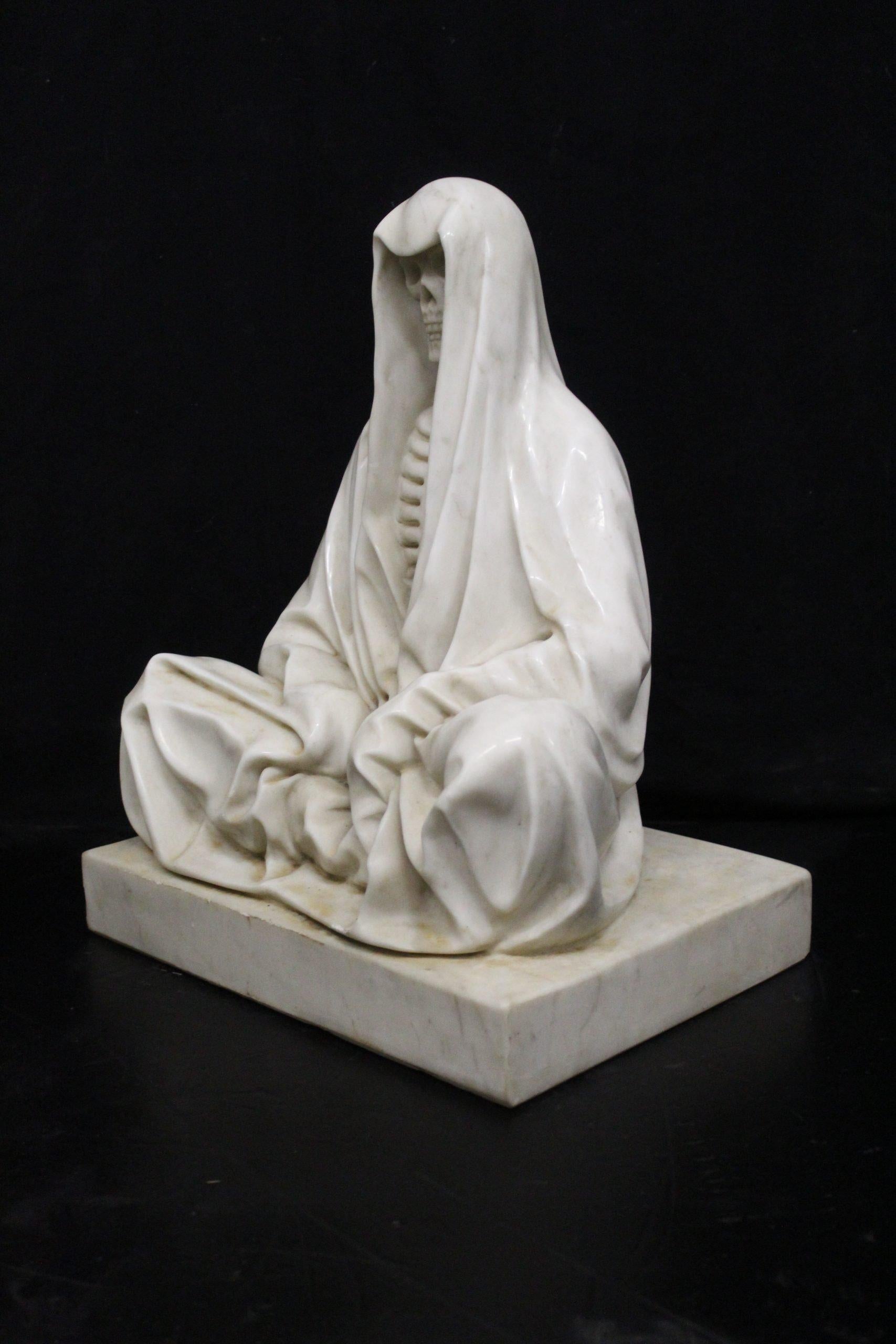 XX secolo Scultura che rappresenta lo scheletro di un mendicante in marmo di Carrara. in vendita