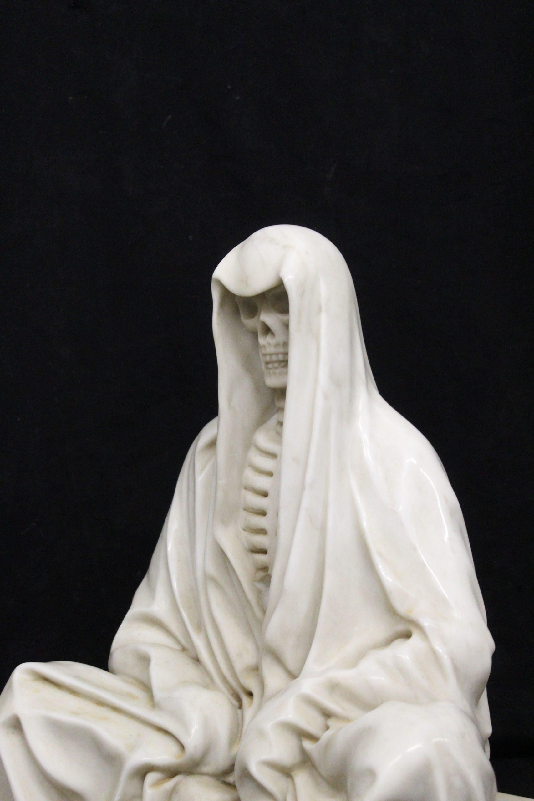Marmo Scultura che rappresenta lo scheletro di un mendicante in marmo di Carrara. in vendita